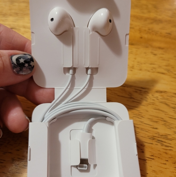 IPhone Plug in Ear Buds- New